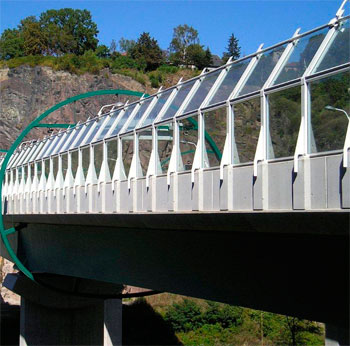 Подъезды к мосту в Крым защитят от шума